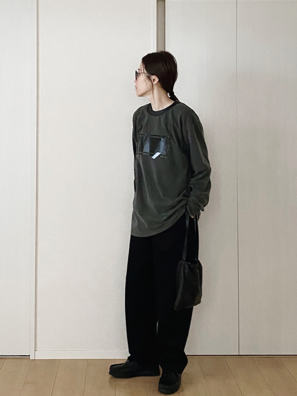 グレー系のTシャツ/カットソー、ブラック系のハンドバッグ、ブラック系のその他パンツを着用したレディースの春コーディネートの2枚目の写真