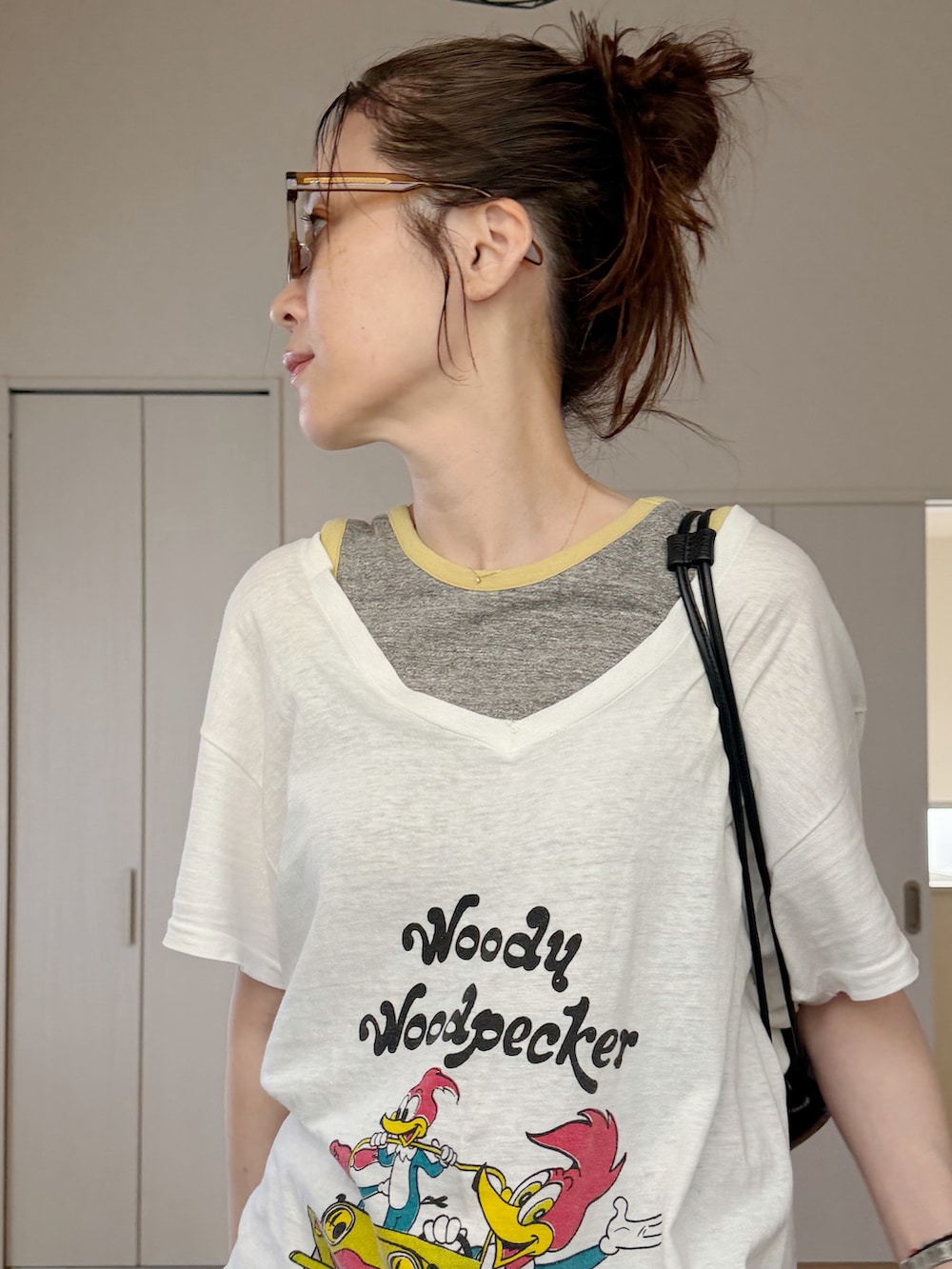 ホワイト系のTシャツ/カットソー、ピンク系のスウェットパンツ、ブラック系のサンダルを着用したレディースの夏コーディネートの2枚目の写真