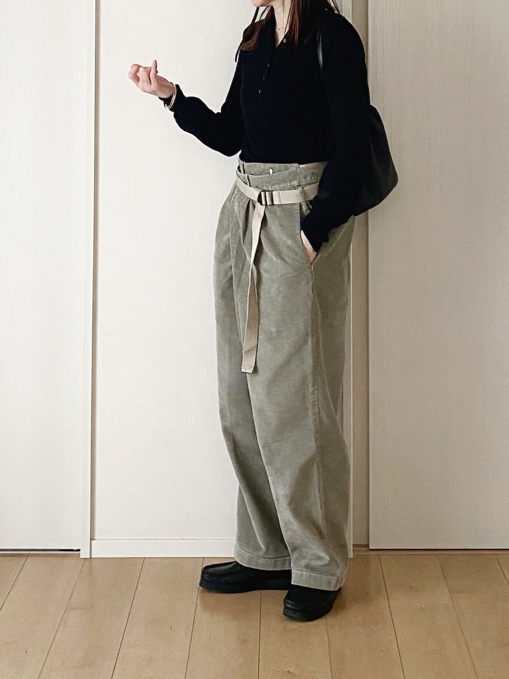 「ショルダーバッグ、コーデュロイパンツ、ヘンリーネック、オトナカジュアル、チノパン、サングラス、メガネ女子、春服コーデ、春コーデ」｜「journal standard L'essageのソフトコットンプルオーバー（ニット/セーター、ブラック系）」を使った、himarisoさん（レディース・164cm）の春コーディネートの2枚目の写真