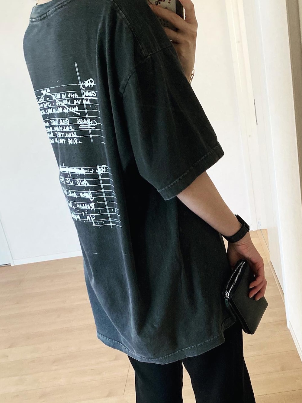 ブラック系のTシャツ/カットソー、ブラック系のスウェットパンツ、ブラック系のサンダルを着用したレディースの秋コーディネートの2枚目の写真