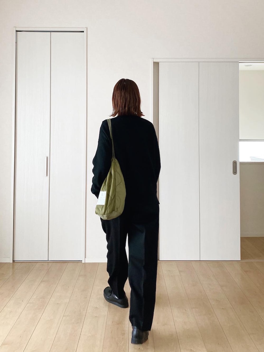 グリーン系のショルダーバッグ、ブラック系のその他パンツ、ブラック系のニット/セーターを着用したレディースの冬コーディネートの4枚目の写真