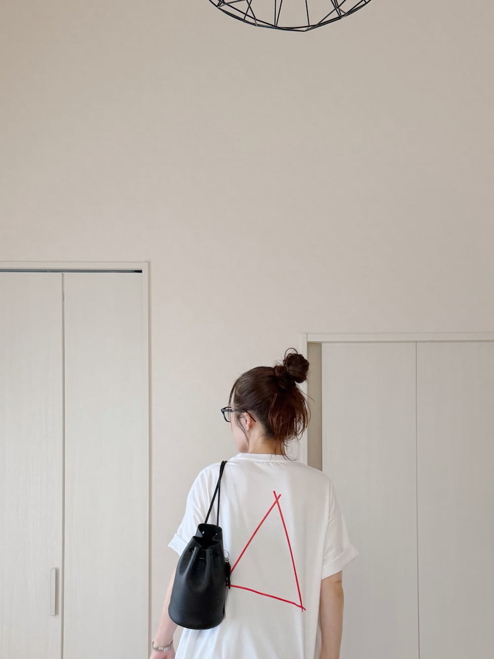 ホワイト系のTシャツ/カットソー、ブルー系のデニムパンツ、ブラック系のサンダルを着用したレディースの夏コーディネートの2枚目の写真