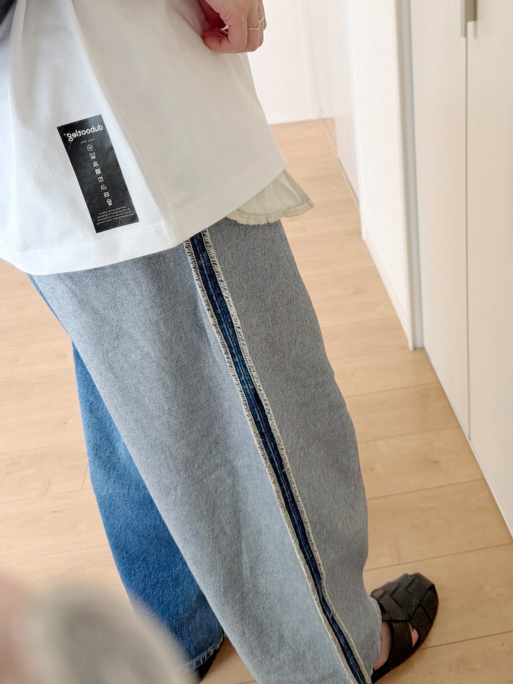 ホワイト系のTシャツ/カットソー、ブルー系のデニムパンツ、ブラック系のサンダルを着用したレディースの夏コーディネートの5枚目の写真