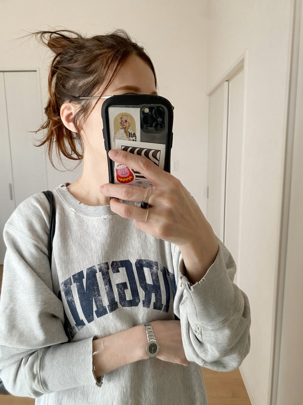 ブラック系のショルダーバッグ、ブラック系のモカシン/デッキシューズ、グレー系のスウェットを着用したレディースの冬コーディネートの4枚目の写真