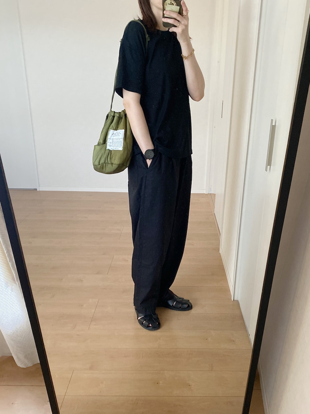 ブラック系のTシャツ/カットソー、ブラック系のショルダーバッグ、ブラウン系のその他パンツを着用したレディースの秋コーディネートの2枚目の写真