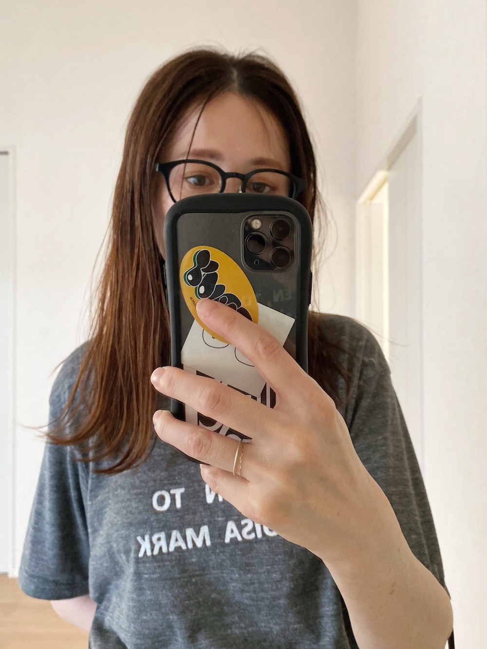グレー系のTシャツ/カットソー、ブラック系のハンドバッグ、ブラック系のパンツを着用したレディースの夏コーディネートの5枚目の写真