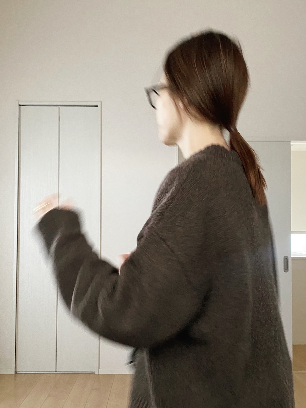 ブラウン系のニット/セーター、グリーン系のカーゴパンツ、ブラック系のモカシン/デッキシューズを着用したレディースの冬コーディネートの2枚目の写真