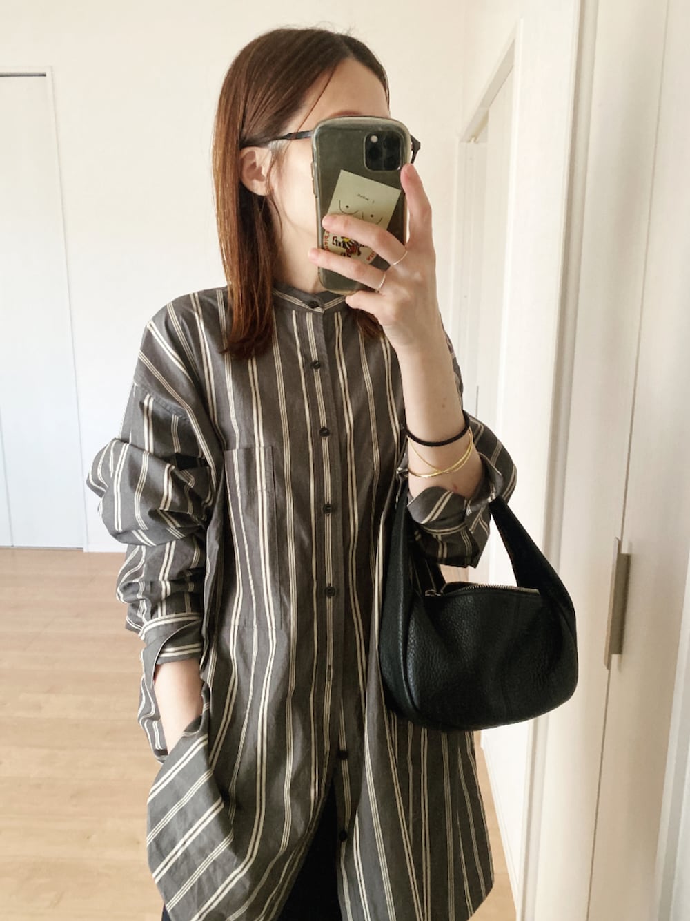 グレー系のシャツ/ブラウス、ブルー系のその他パンツ、ブラック系のモカシン/デッキシューズを着用したレディースの秋コーディネートの2枚目の写真