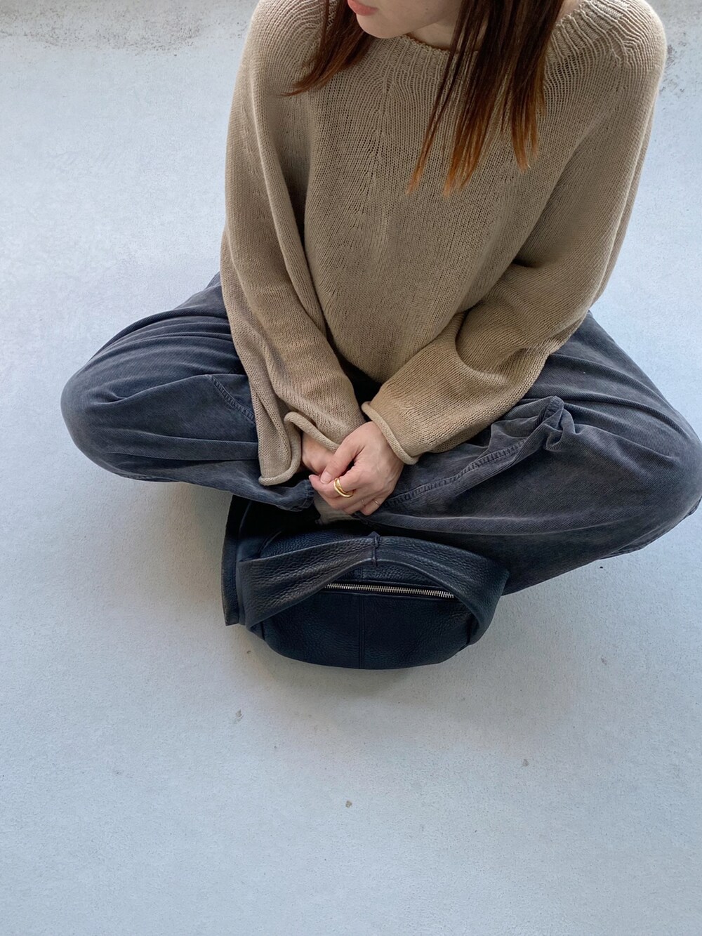 ベージュ系のニット/セーター、ブラック系のハンドバッグ、グレー系のその他パンツを着用したレディースの秋コーディネートの2枚目の写真