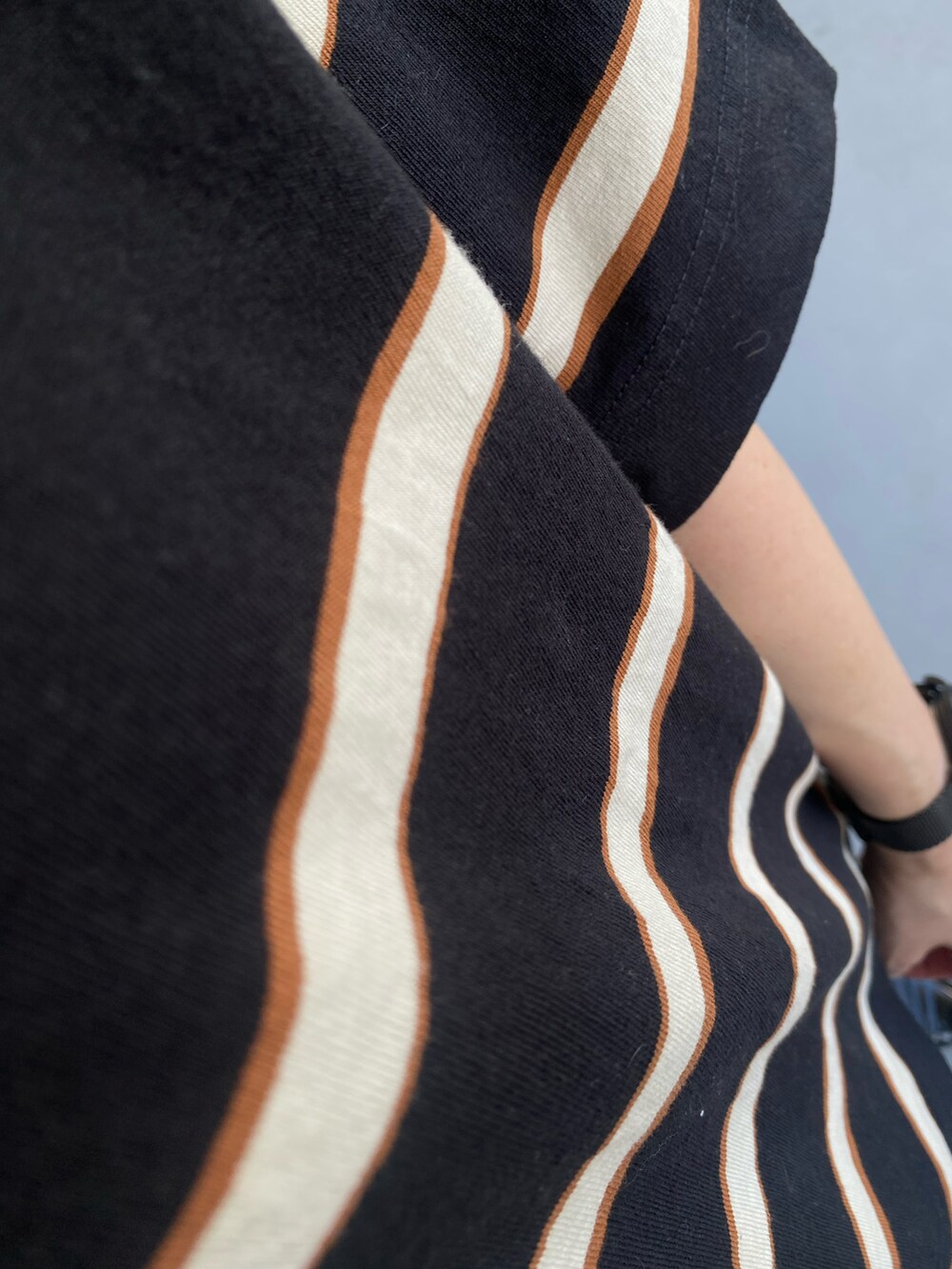 グレー系のTシャツ/カットソー、ブルー系のデニムパンツ、ブラック系のモカシン/デッキシューズを着用したレディースの秋コーディネートの4枚目の写真