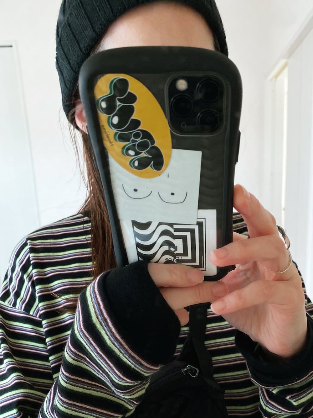 ブラック系のボディバッグ/ウエストポーチ、ホワイト系のスウェットパンツ、ブラック系のスニーカーを着用したレディースの春コーディネートの2枚目の写真