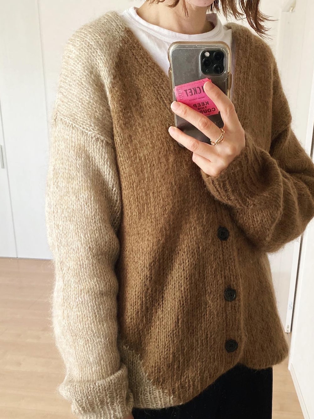 ベージュ系のニット/セーター、ブラック系のその他パンツ、ブラック系のハンドバッグを着用したレディースの冬コーディネートの2枚目の写真