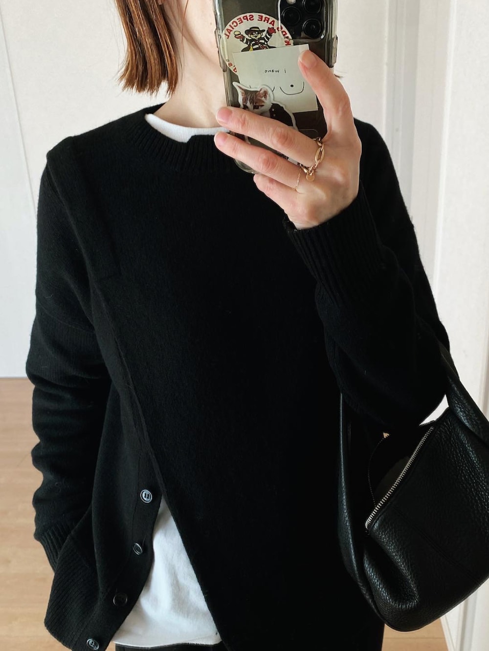 ブラック系のハンドバッグ、ブラック系のダウンジャケット/コート、ブラック系のその他パンツを着用したレディースの冬コーディネートの5枚目の写真