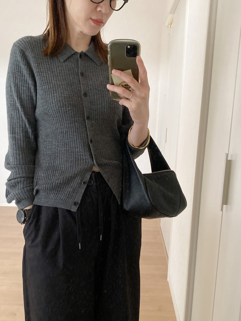 グレー系のカーディガン/ボレロ、ブラウン系のその他パンツ、ブラック系のモカシン/デッキシューズを着用したレディースの秋コーディネートの2枚目の写真