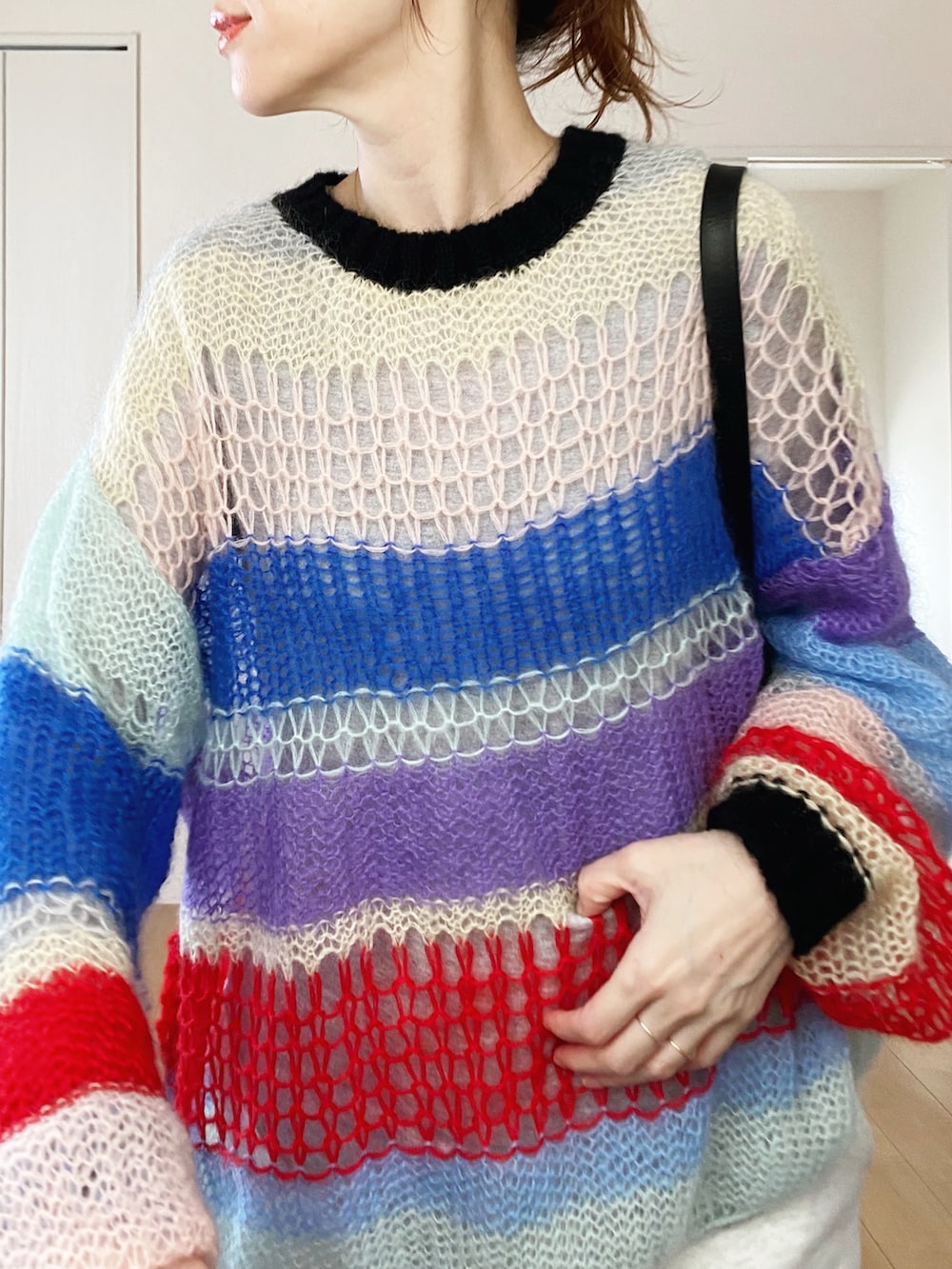 ホワイト系のスウェットパンツ、グレー系のTシャツ/カットソー、ブラック系のハンドバッグを着用したレディースの秋コーディネートの3枚目の写真