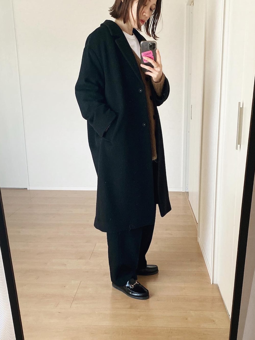 ベージュ系のニット/セーター、ブラック系のその他パンツ、ブラック系のハンドバッグを着用したレディースの冬コーディネートの4枚目の写真