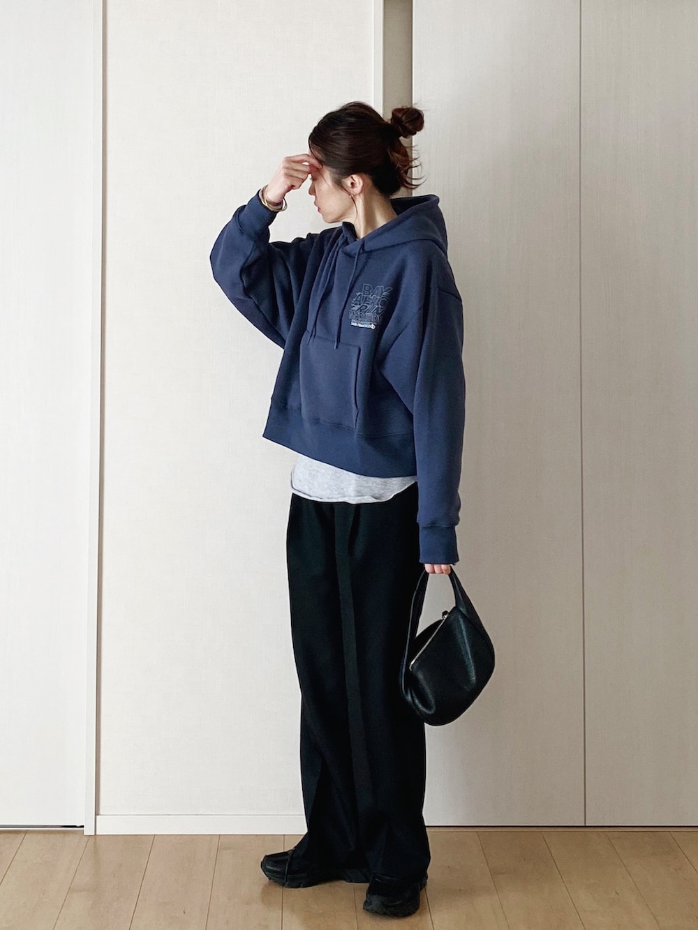 ブルー系のパーカー、ブラック系のその他パンツ、ブラック系のスニーカーを着用したレディースの冬コーディネートの2枚目の写真