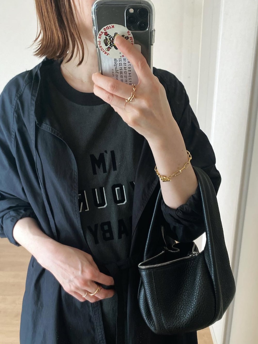 ブラック系のその他アウター、ブラック系のバレエシューズ、ブラック系のハンドバッグを着用したレディースの夏コーディネートの2枚目の写真