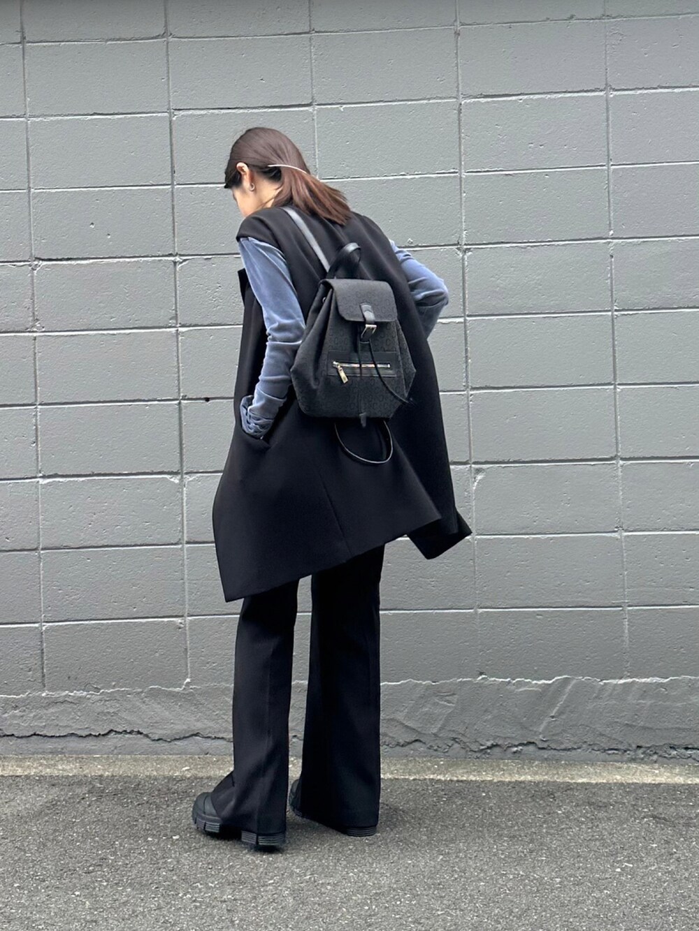 「いまどきジャケット写真、春コーデ、ベスト、フレアパンツ、ラバーブーツ、ヴィンテージ、ベルベット、オーバーサイズ、カジュアル、メンズコーデ、メンズライク、シンプルスタイル、ラフ、リラックススタイル、シアートップス」｜「little $uzieのアイテム（Tシャツ/カットソー、ブルー系）」を使った、てらまゆさん（レディース・160cm）の春コーディネートの3枚目の写真