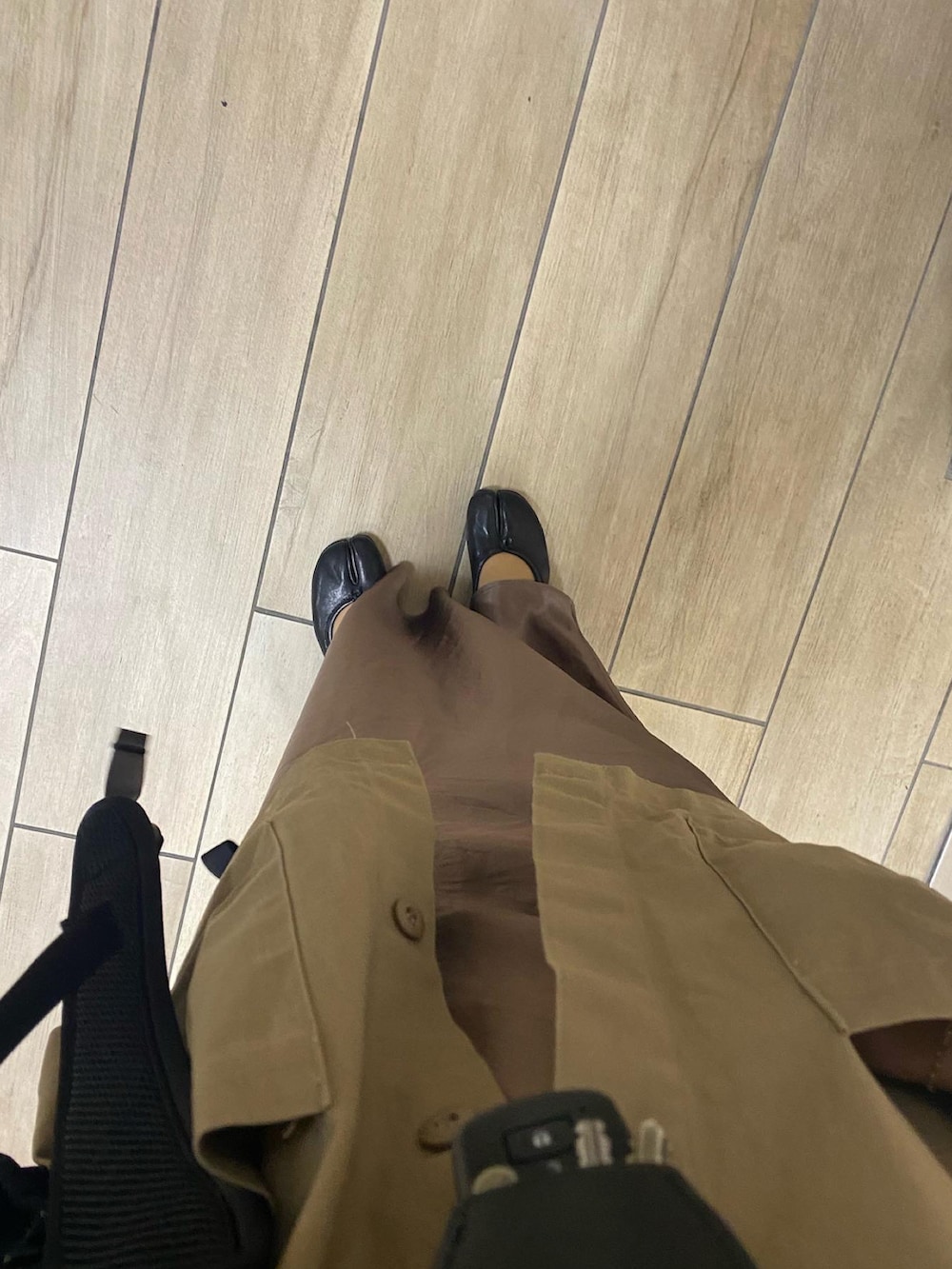 ベージュ系のベスト、ブラウン系のスカート、ブラック系のバレエシューズを着用したレディースの秋コーディネートの2枚目の写真