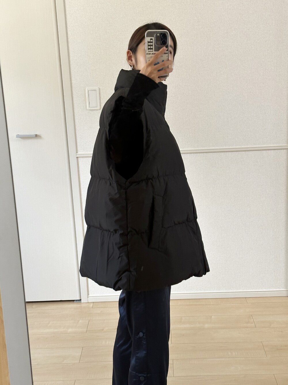 「秋冬コーデ、秋服、お出かけコーデ、今日のコーデ、シンプルスタイル、大人カジュアル、ダウンベスト、プチプラ、GU、着回しコーデ、ootd、オーバーサイズ、メンズライク、休日コーデ、秋カラー」｜「HANNEの【てらまゆコラボ】サイドオープンサテンパンツ（その他パンツ、ブルー系）」を使った、てらまゆさん（レディース・160cm）の秋コーディネートの2枚目の写真