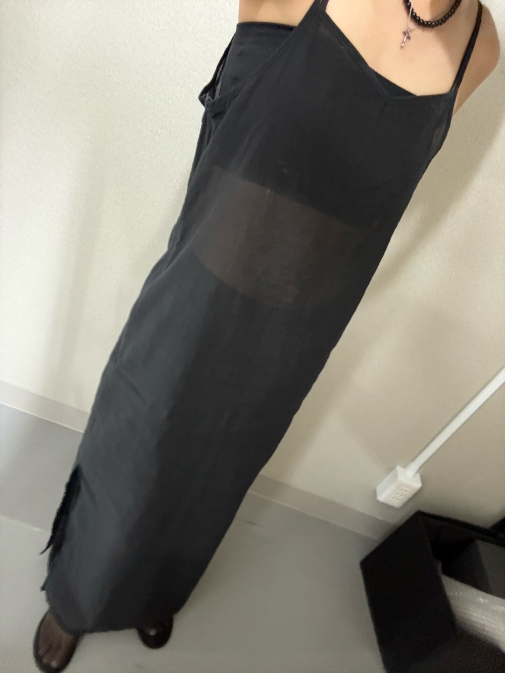 ブラック系のパンツ、ベージュ系のバレッタ/ヘアクリップを着用したレディースの夏コーディネートの2枚目の写真