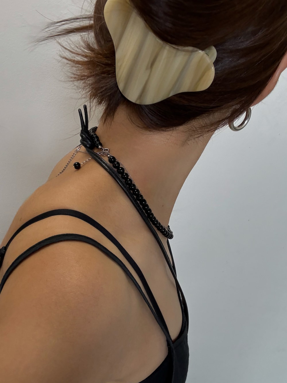 ブラック系のパンツ、ベージュ系のバレッタ/ヘアクリップを着用したレディースの夏コーディネートの3枚目の写真