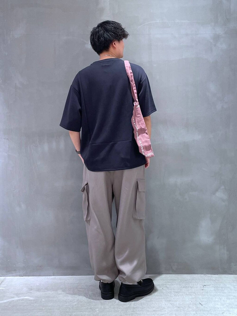 ブラック系のローファー、ブラック系のTシャツ/カットソー、その他のトートバッグを着用したメンズの春コーディネートの2枚目の写真