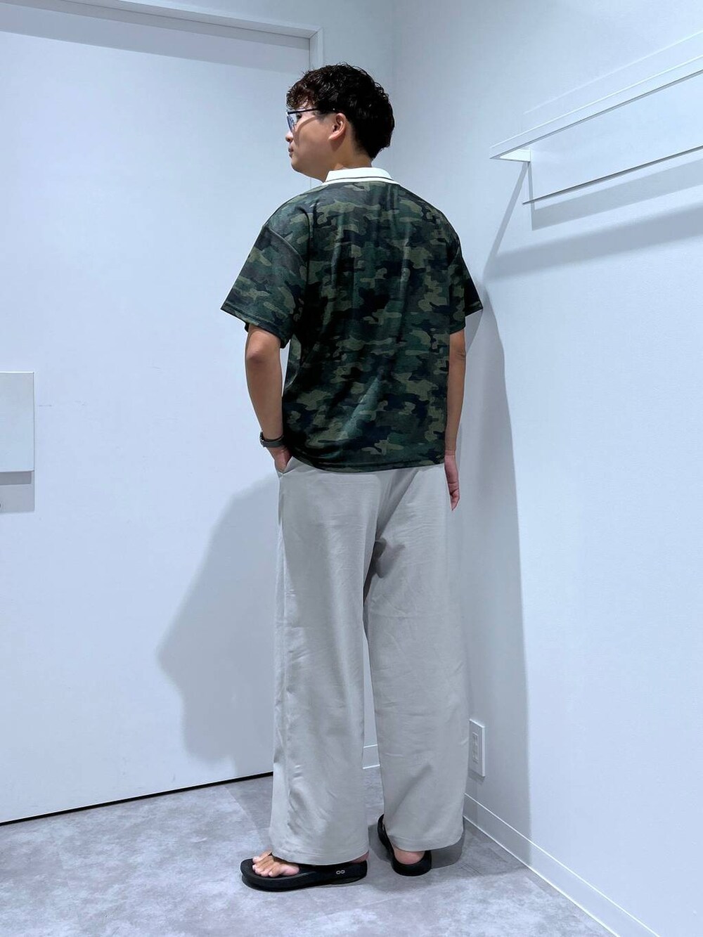 ベージュ系のその他パンツ、ブラック系のサンダル、ブルー系のサングラスを着用したメンズの夏コーディネートの2枚目の写真