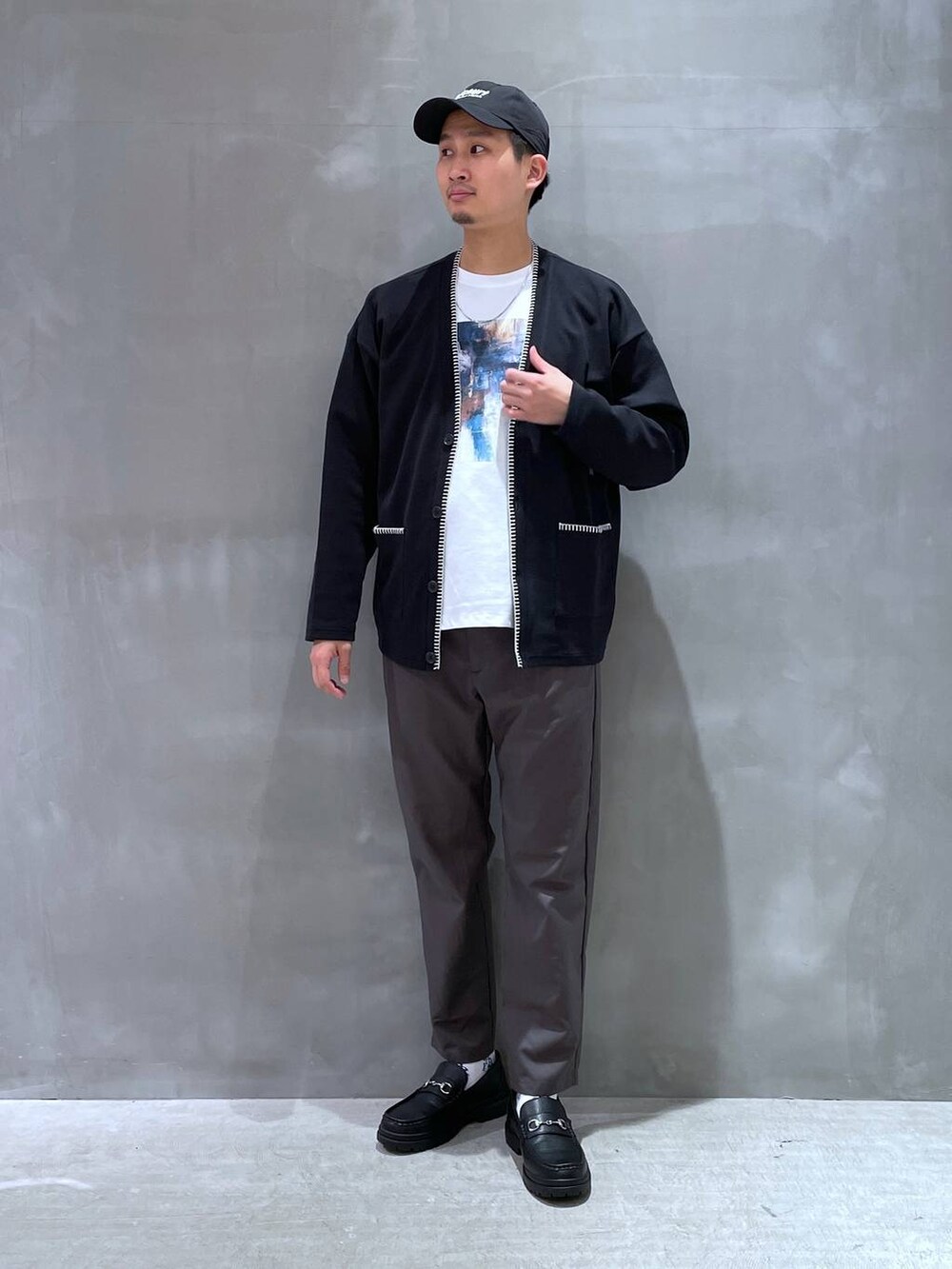 ブラック系のカーディガン/ボレロ、ブラック系のローファー、グレー系のその他パンツを着用したメンズの冬コーディネートの4枚目の写真