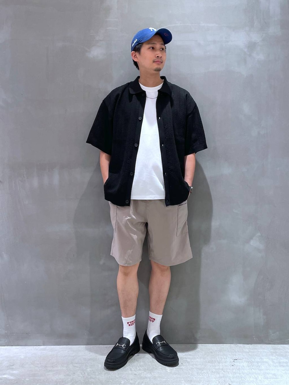 ブラック系のニット/セーター、ホワイト系のTシャツ/カットソー、グレー系のシャツ/ブラウスを着用したメンズの春コーディネートの4枚目の写真