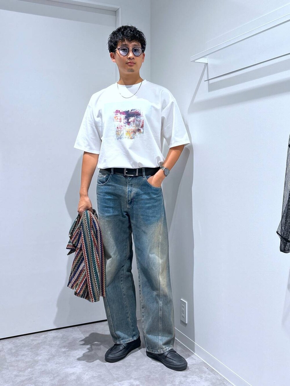 ブルー系のデニムパンツ、ホワイト系のTシャツ/カットソー、グリーン系のシャツ/ブラウスを着用したメンズの春コーディネートの5枚目の写真