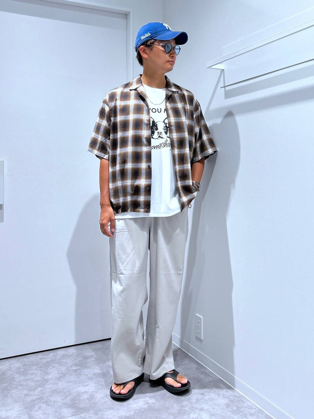 ホワイト系のTシャツ/カットソー、ベージュ系のその他パンツ、ブラウン系のシャツ/ブラウスを着用したメンズの夏コーディネートの4枚目の写真