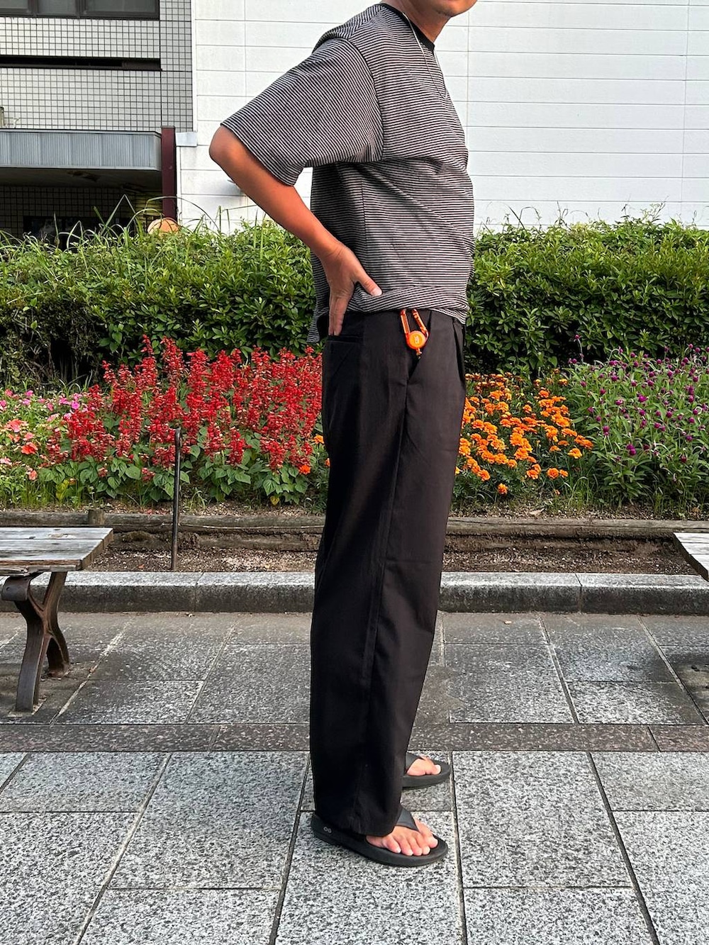 ブラック系のTシャツ/カットソー、ブラック系のその他パンツ、ブラック系のサンダルを着用したメンズの夏コーディネートの4枚目の写真