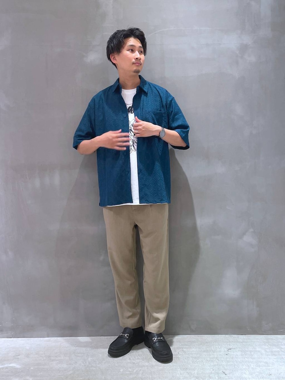 ブルー系のシャツ/ブラウス、ブラック系のローファー、ベージュ系のその他パンツを着用したメンズの春コーディネートの4枚目の写真