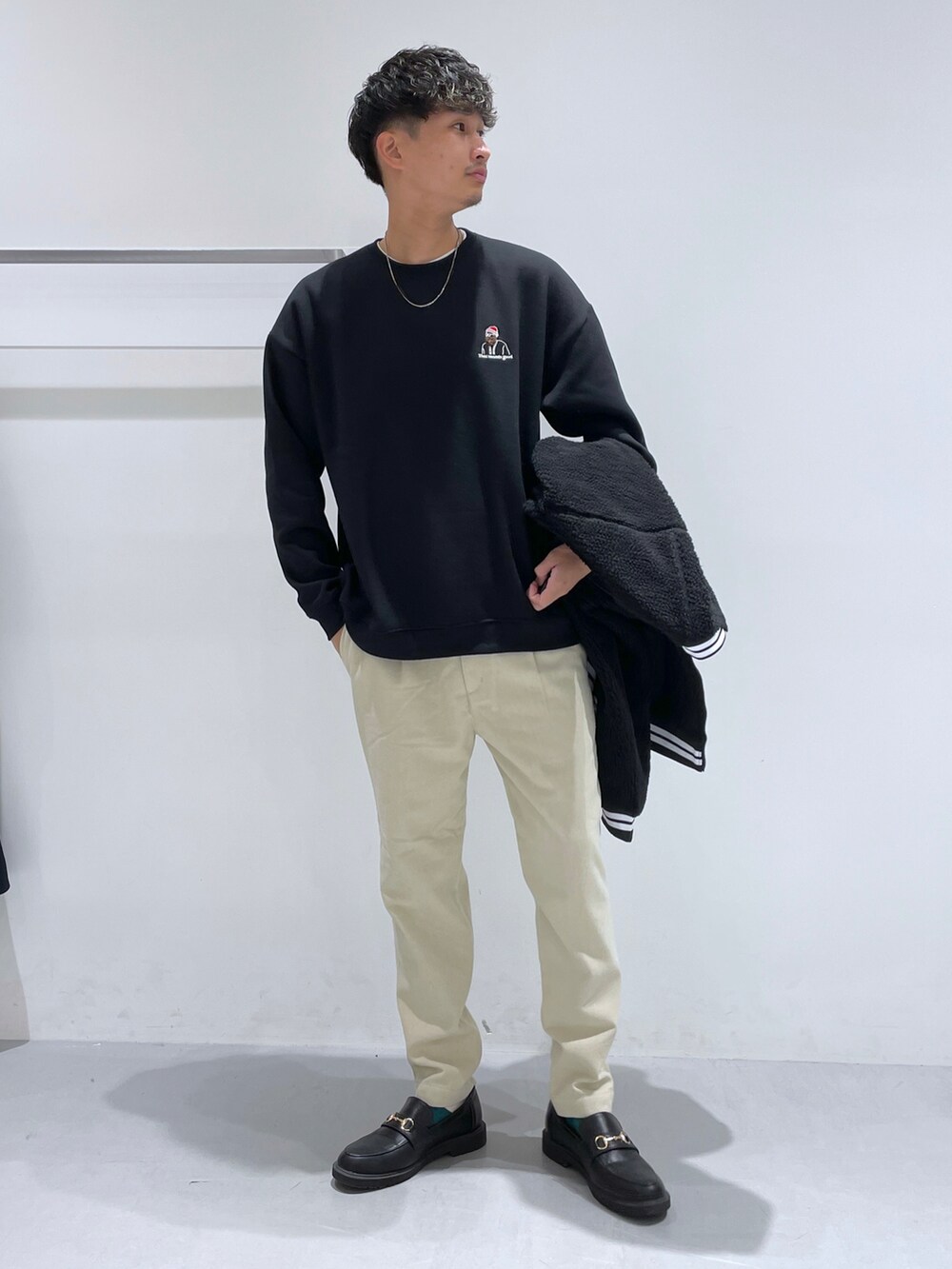 ブラック系のローファー、ホワイト系のその他パンツ、ブラック系のスウェットを着用したメンズの冬コーディネートの3枚目の写真