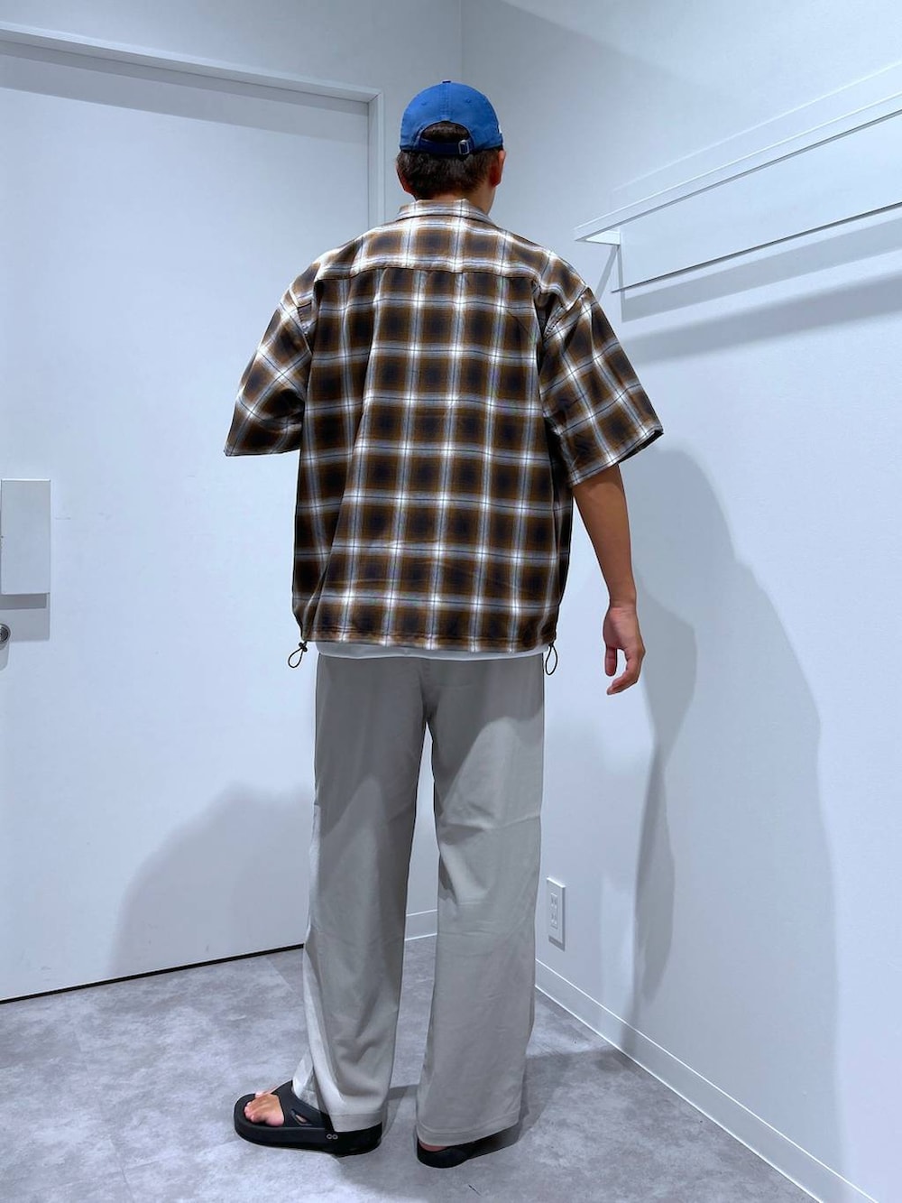 ホワイト系のTシャツ/カットソー、ベージュ系のその他パンツ、ブラウン系のシャツ/ブラウスを着用したメンズの夏コーディネートの2枚目の写真