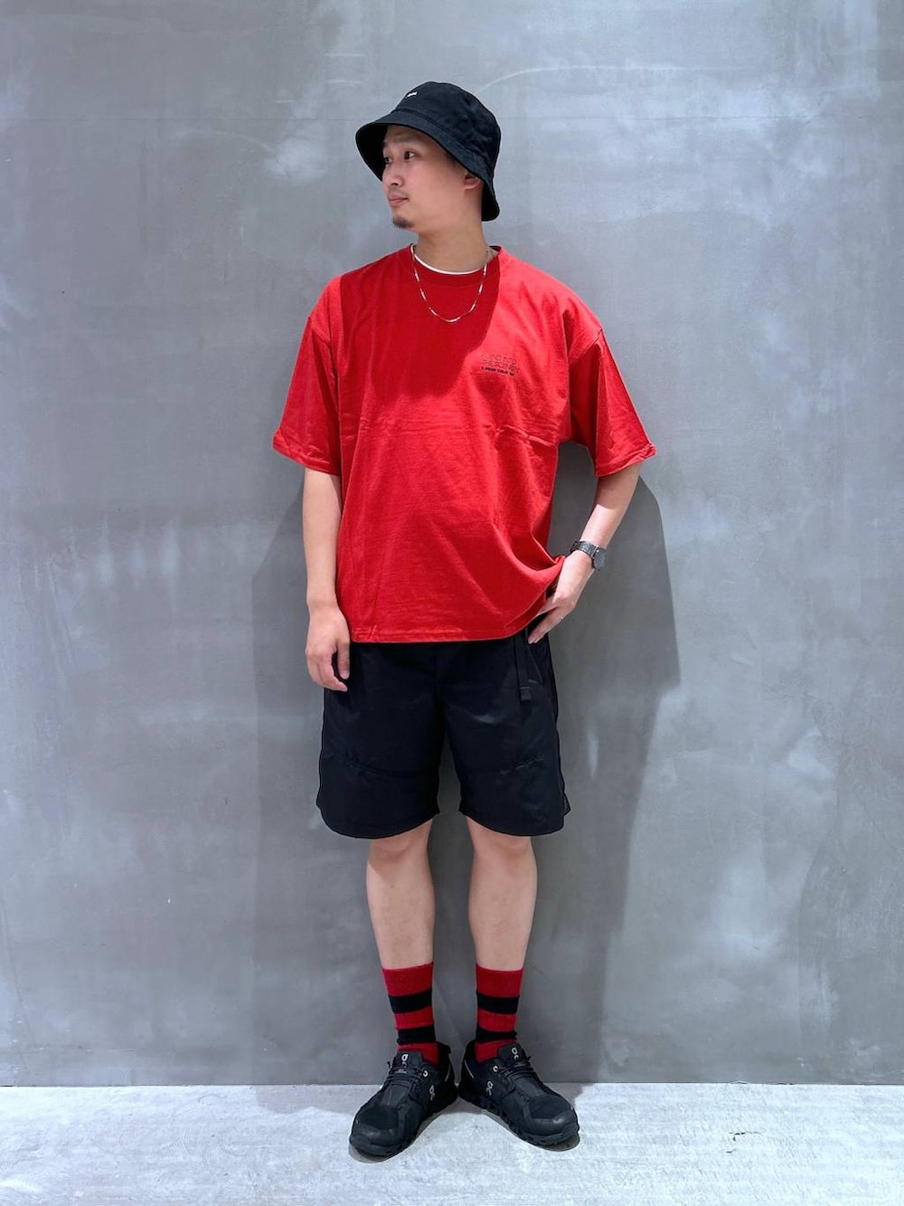 「高身長、カジュアル、女子ウケ、休日コーデ、デート/ロマンティック、ワンマイル、楽ちんコーデ、夏コーデ、ラフ、ベーシック/シンプル、旅行、ハット、Tシャツ、LAKOLE、プチプラ」｜「LAKOLEのナイロンベルトショーツ＜PARK by LAKOLE＞/117008（その他パンツ、ブラック系）」を使った、Takuさん（メンズ・180cm）の夏コーディネートの2枚目の写真