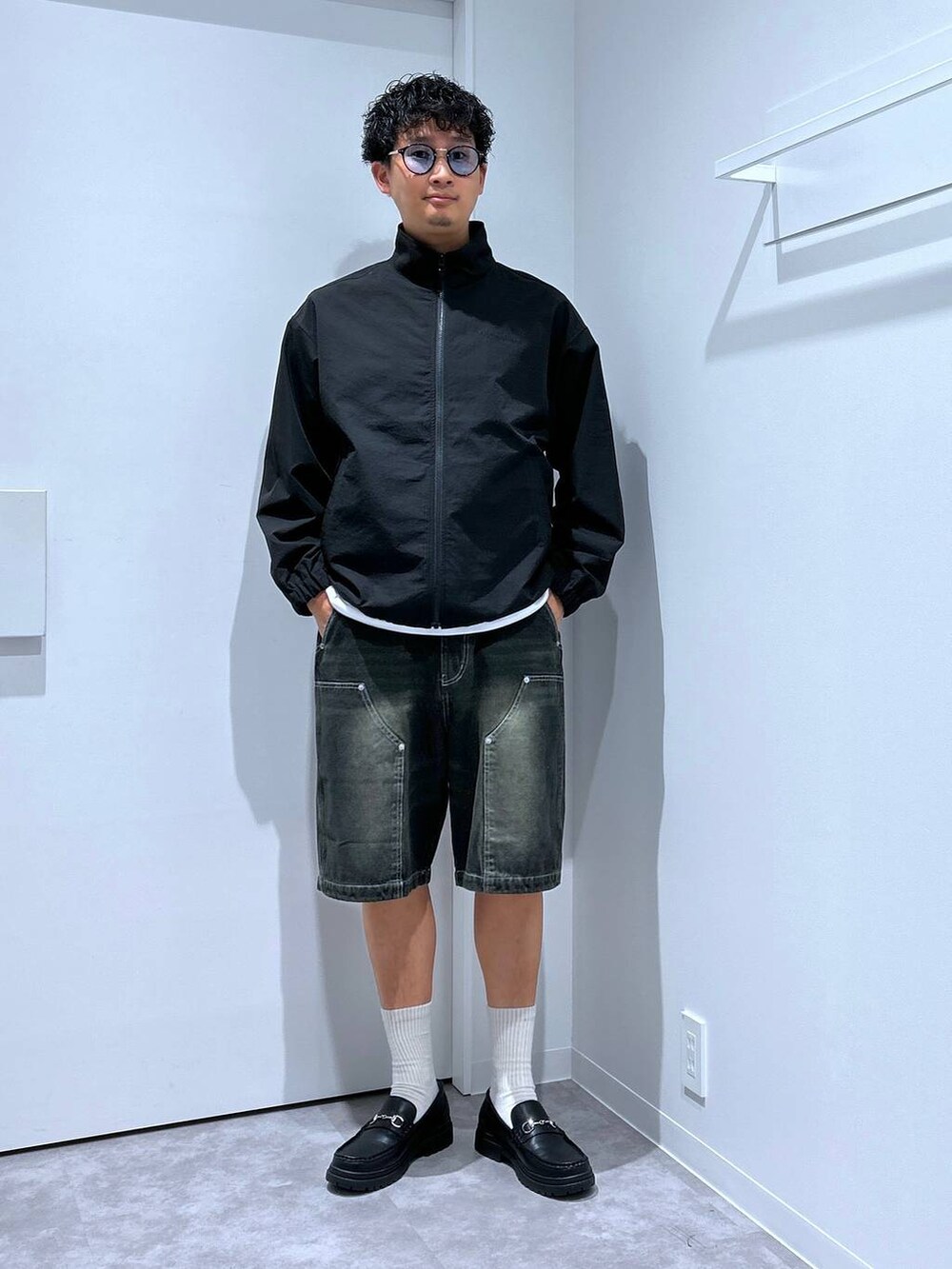 ブラック系のローファー、ブラック系のブルゾン、ブラック系のデニムパンツを着用したメンズの春コーディネートの4枚目の写真