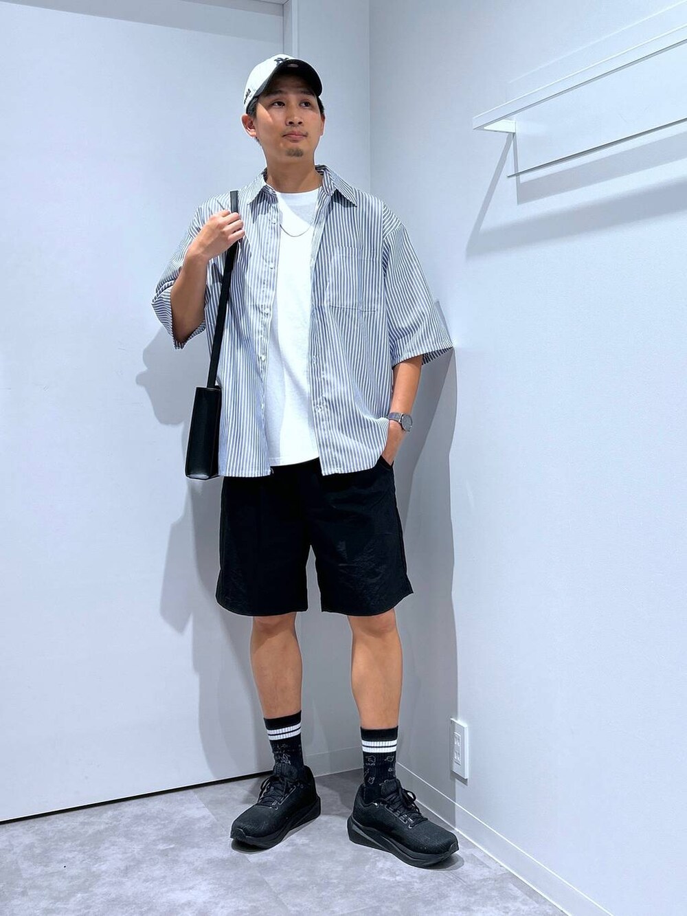 ブラック系のスニーカー、ブラック系のその他パンツ、ブルー系のシャツ/ブラウスを着用したメンズの春コーディネートの3枚目の写真