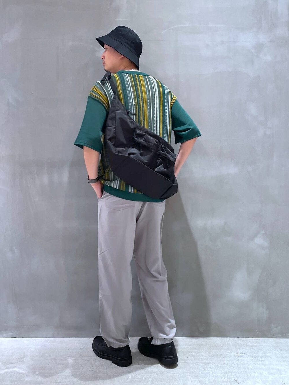 グレー系のTシャツ/カットソー、ブラック系のローファー、ブラック系のショルダーバッグを着用したメンズの夏コーディネートの4枚目の写真