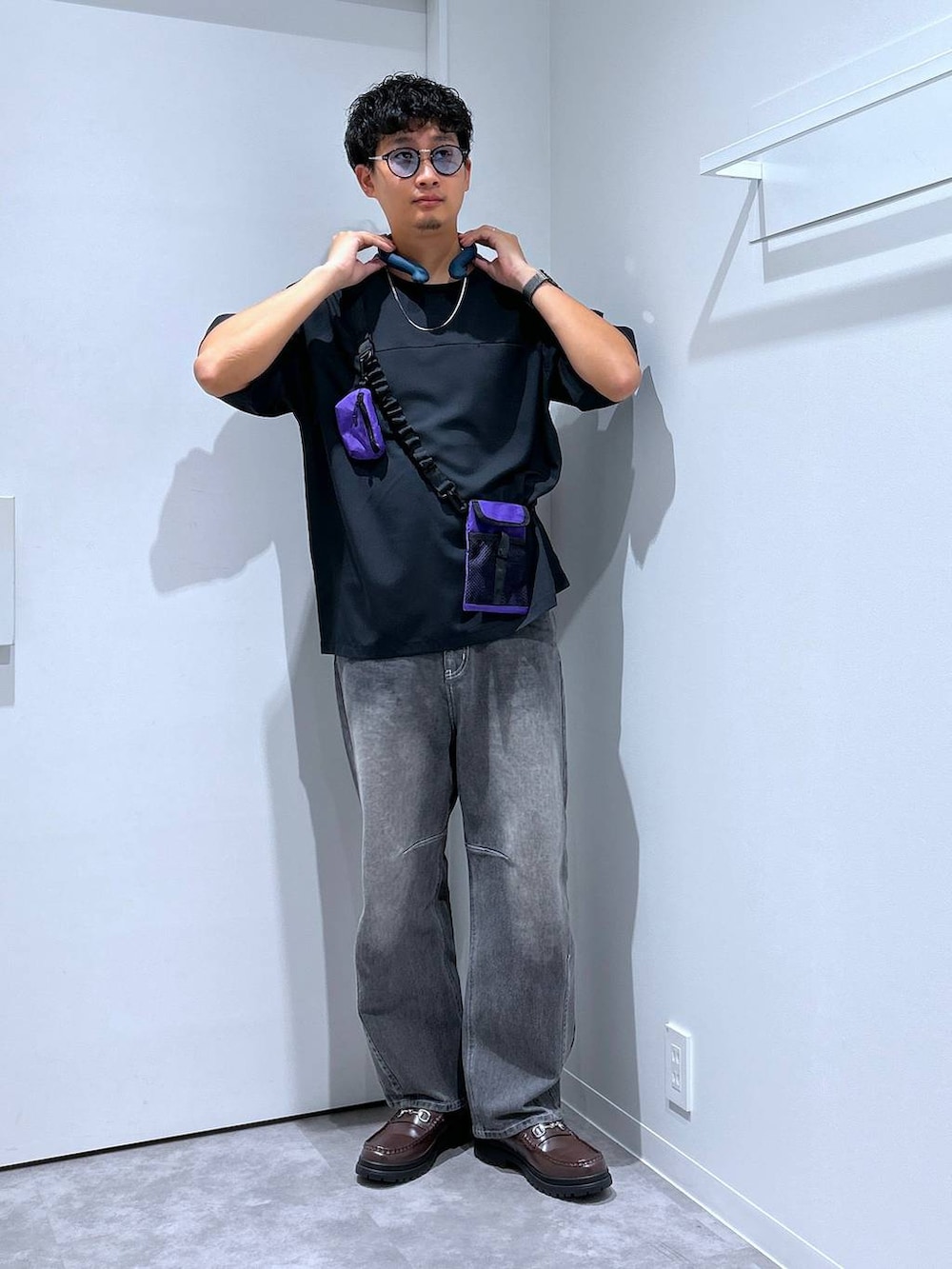 グレー系のデニムパンツ、ブラウン系のローファー、パープル系のショルダーバッグを着用したメンズの春コーディネートの2枚目の写真