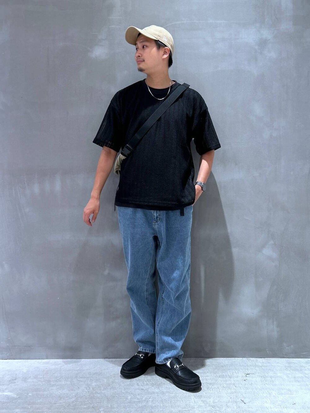 グレー系のショルダーバッグ、ブラック系のローファー、ブラック系のTシャツ/カットソーを着用したメンズの夏コーディネートの3枚目の写真