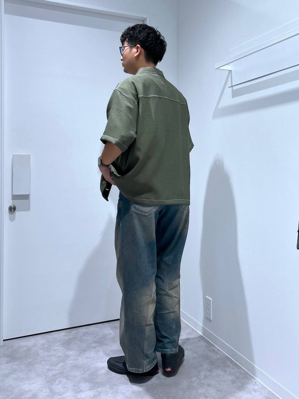 ブルー系のデニムパンツ、ホワイト系のTシャツ/カットソー、グリーン系のシャツ/ブラウスを着用したメンズの春コーディネートの3枚目の写真