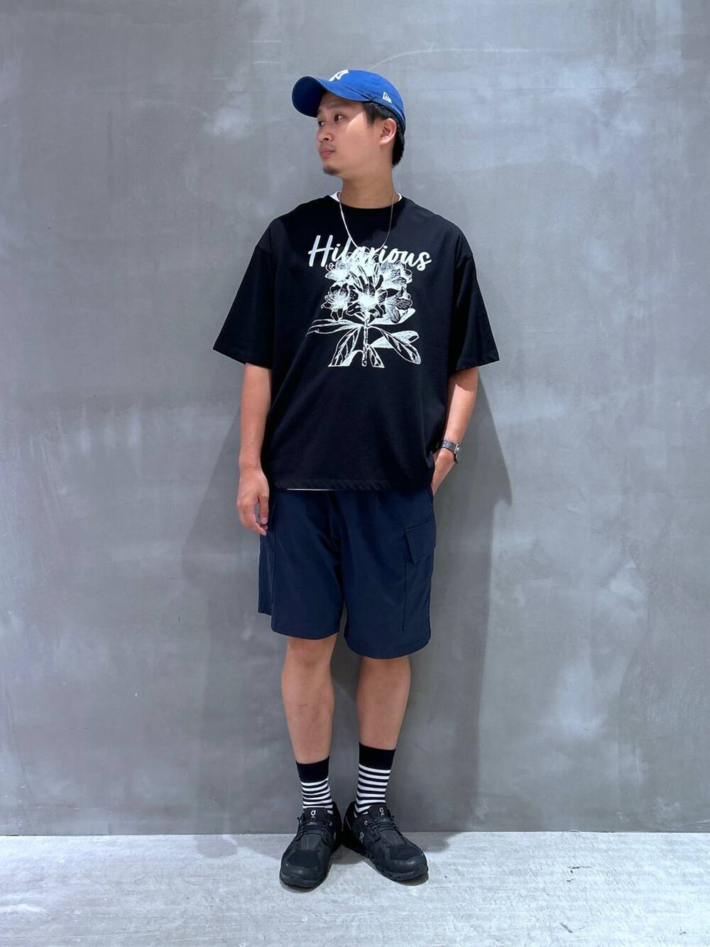 ホワイト系のTシャツ/カットソー、ブラック系のTシャツ/カットソー、ブルー系のその他パンツを着用したメンズの夏コーディネートの4枚目の写真