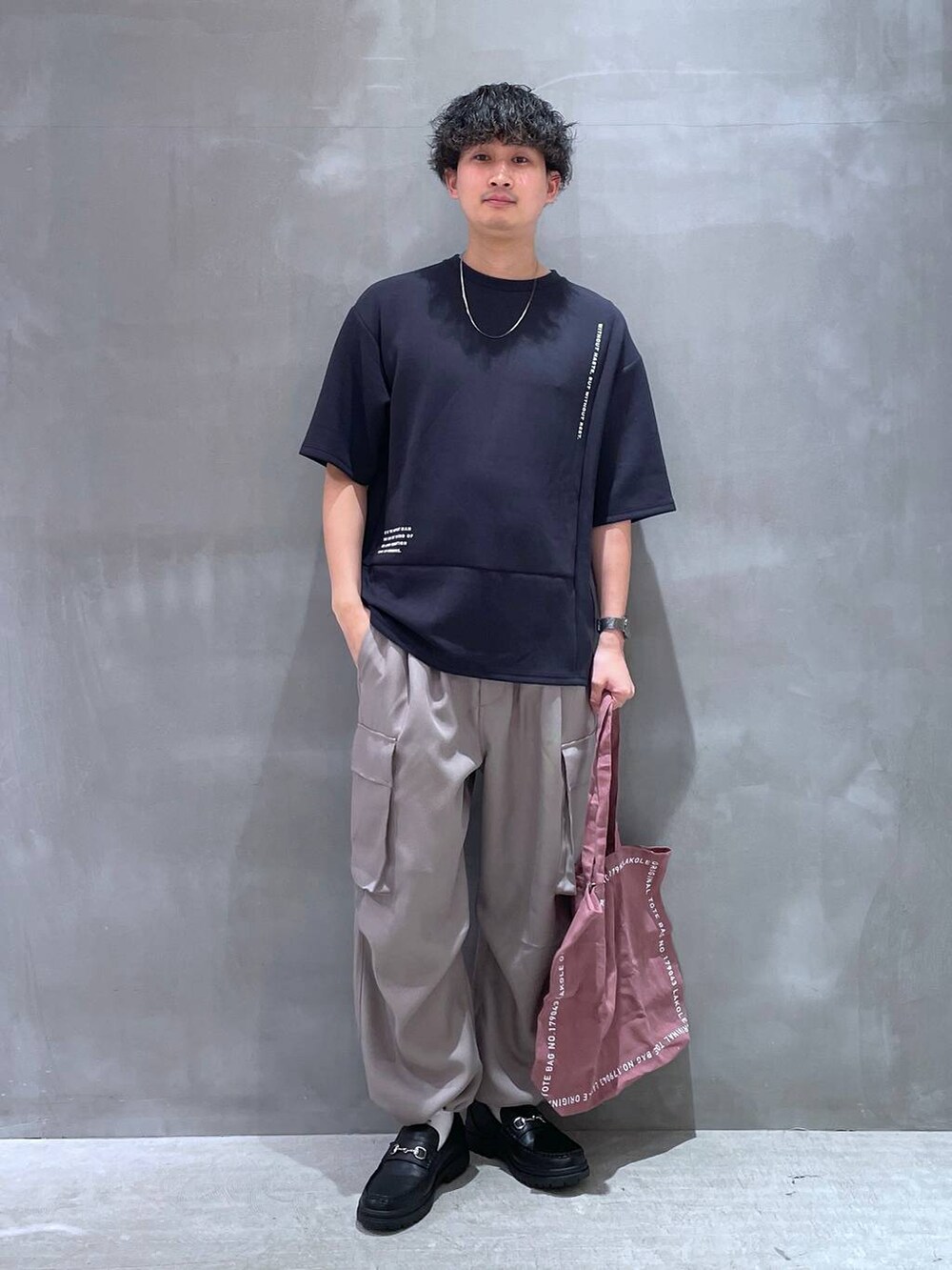 ブラック系のローファー、ブラック系のTシャツ/カットソー、その他のトートバッグを着用したメンズの春コーディネートの3枚目の写真
