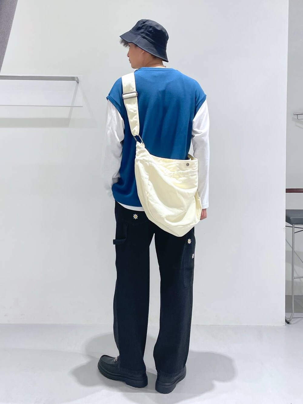 ブラック系のローファー、ベージュ系のショルダーバッグ、ブルー系のTシャツ/カットソーを着用したメンズの夏コーディネートの3枚目の写真