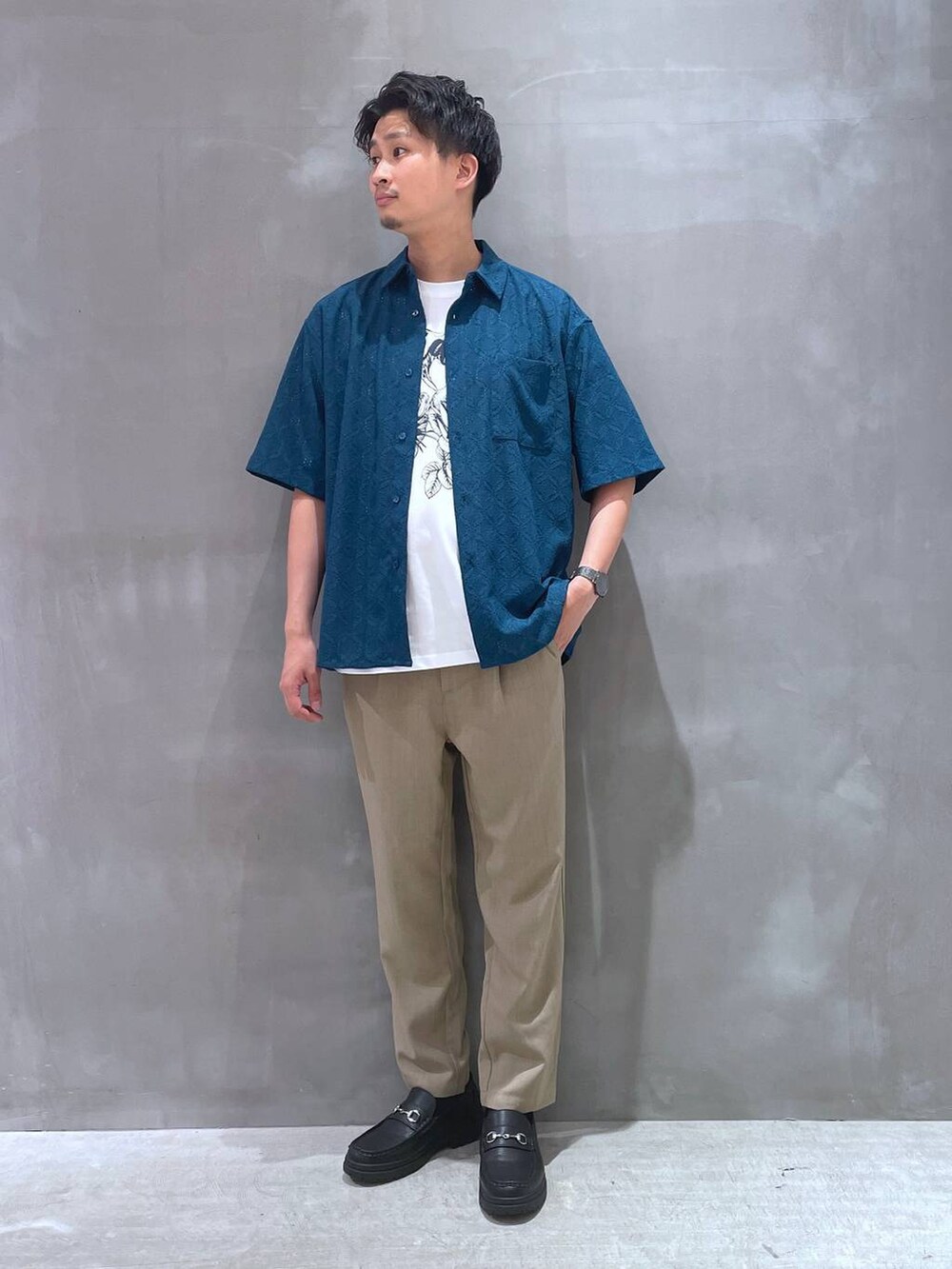 ブルー系のシャツ/ブラウス、ブラック系のローファー、ベージュ系のその他パンツを着用したメンズの春コーディネートの2枚目の写真