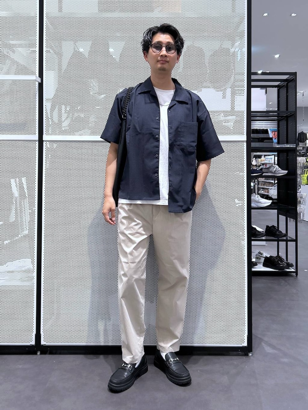 ブラック系のローファー、ブラック系のトートバッグ、ブルー系のシャツ/ブラウスを着用したメンズの春コーディネートの2枚目の写真