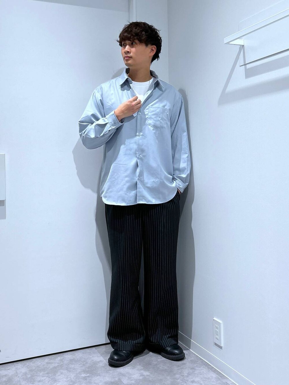 ホワイト系のTシャツ/カットソー、ブラック系のスラックスを着用したメンズの冬コーディネートの2枚目の写真